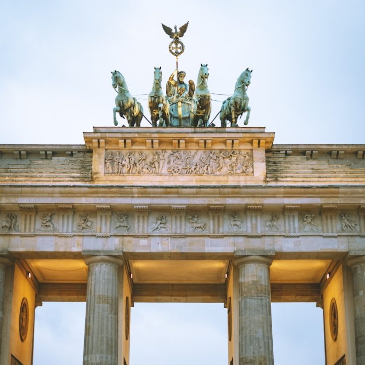 Das Brandenburger Tor mit Quadriga in der Abenddämmerung.