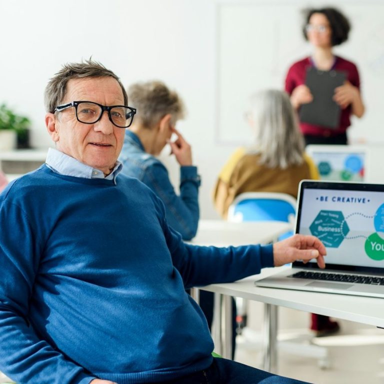 Würfel fallen in die Luft, eine Mischung aus verschiedenen Zahlen sichtbar.