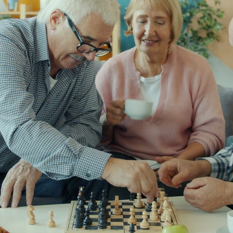 Würfel fallen in die Luft, eine Mischung aus verschiedenen Zahlen sichtbar.