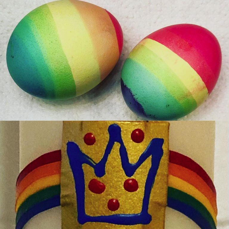 Bunte Ostereier in Regenbogenfarben und ein Krönchen mit Regenbogenmuster.