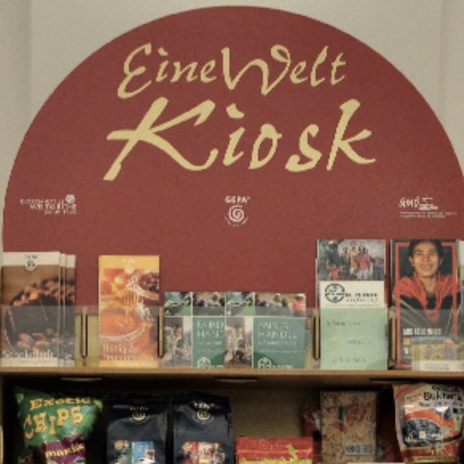 Ein Kiosk mit bunten Fachzeitschriften und Informationen über verschiedene Produkte.